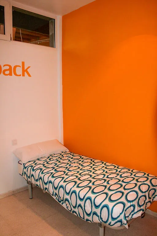 Mundaka Hostel & Sports Cafe